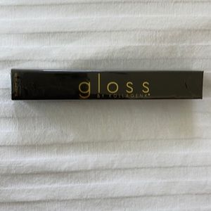 Luxurious lip gloss infused with 24kt gold and collage vitamin E goes on clear!